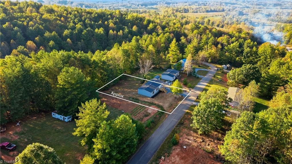 Manufactured Home at 4277 Chinquapin Circle, Lenoir NC 28645, photo 32 of 39