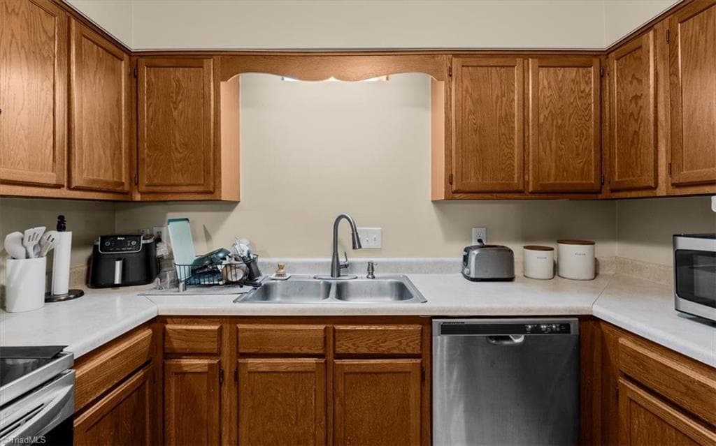 Stick/Site Built at 4109 Trappers Run Court, High Point NC 27265, photo 13 of 44