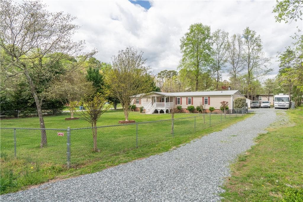 Manufactured Home at 1007 High Rock Shores Drive, Lexington NC 27292, photo 2 of 41