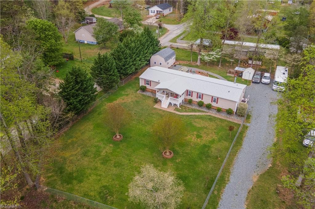 Manufactured Home at 1007 High Rock Shores Drive, Lexington NC 27292, photo 32 of 41