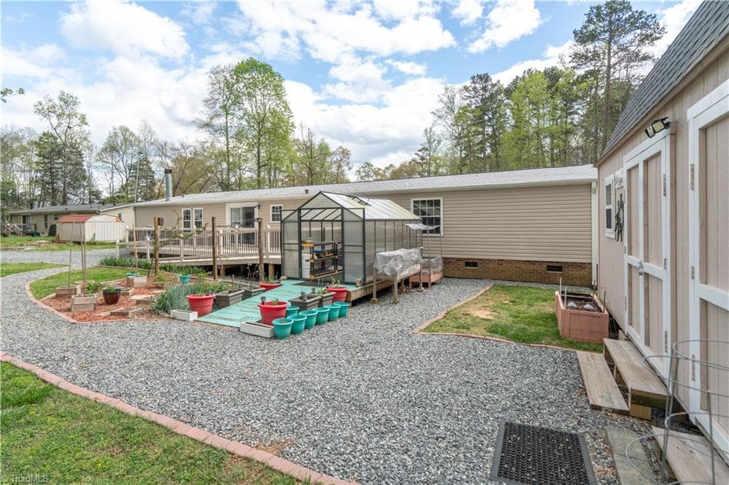 Manufactured Home at 1007 High Rock Shores Drive, Lexington NC 27292, photo 37 of 41