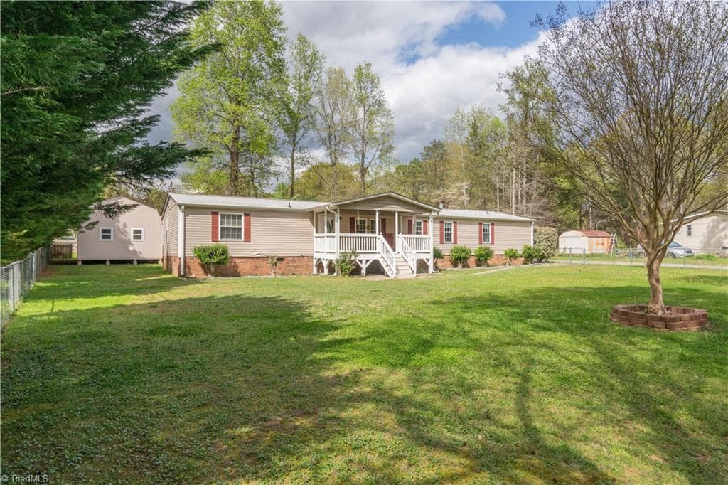 Manufactured Home at 1007 High Rock Shores Drive, Lexington NC 27292, photo 40 of 41