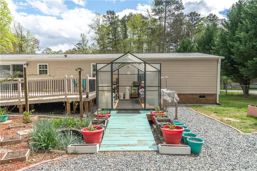 Manufactured Home at 1007 High Rock Shores Drive, Lexington NC 27292, photo 35 of 41