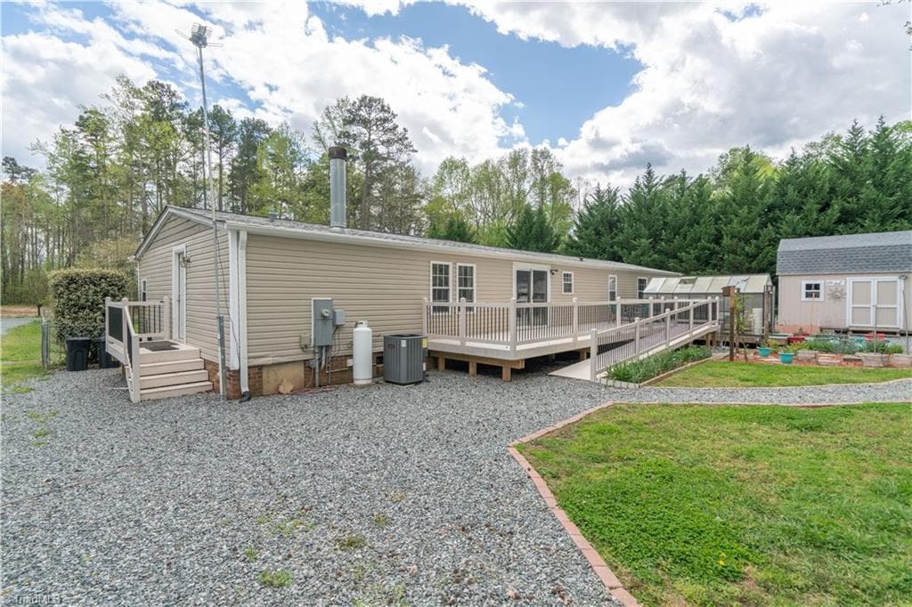 Manufactured Home at 1007 High Rock Shores Drive, Lexington NC 27292, photo 39 of 41