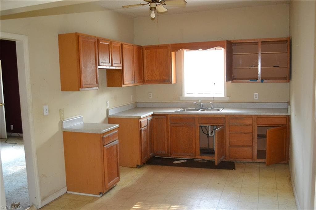 Stick/Site Built at 703 Everett Street, Burlington NC 27215, photo 7 of 21