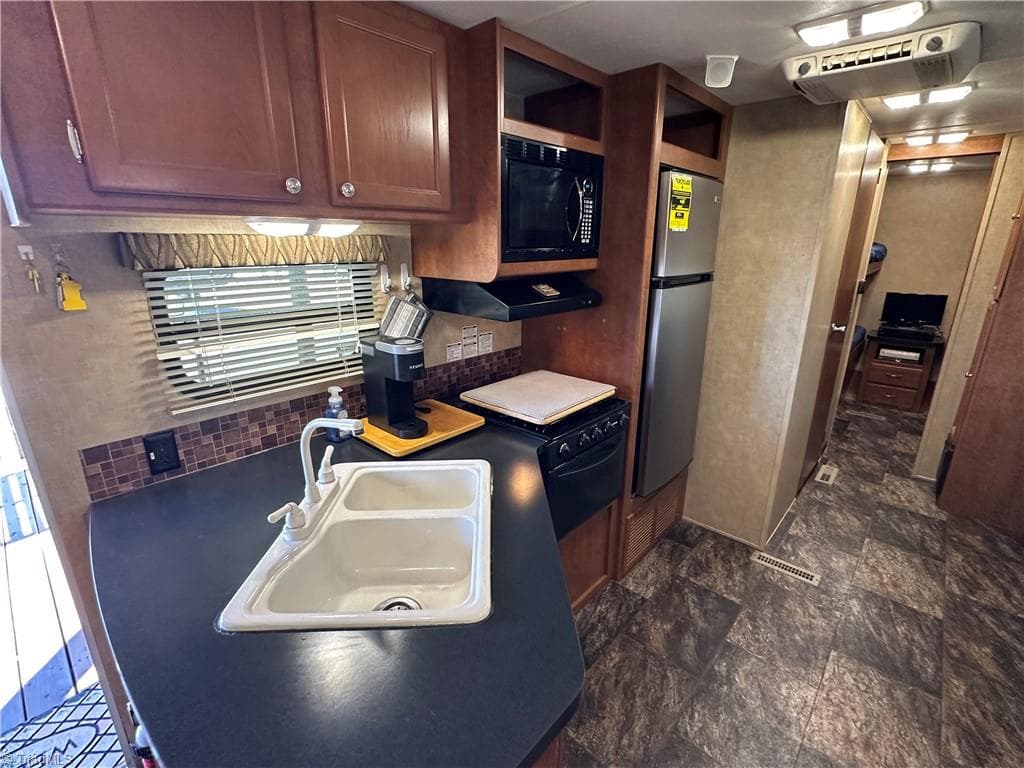 Manufactured Home at 155 Grand View Drive, New London NC 28127, photo 10 of 50