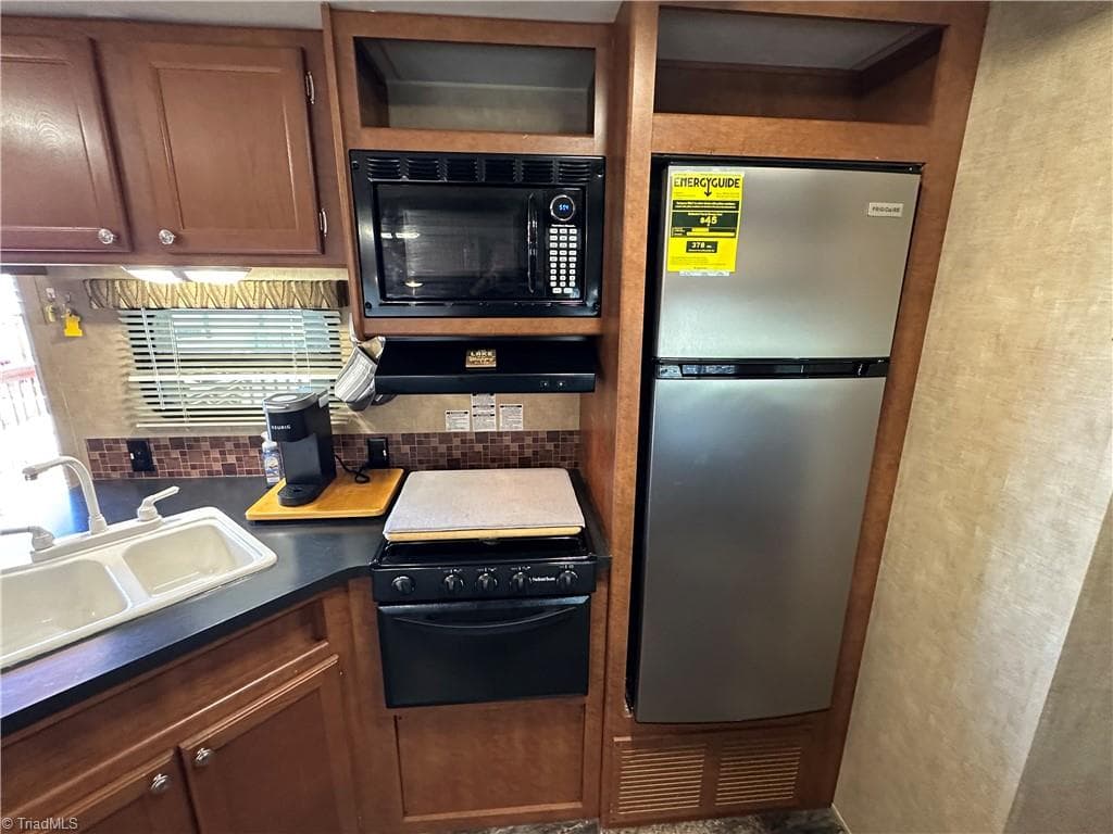 Manufactured Home at 155 Grand View Drive, New London NC 28127, photo 11 of 50