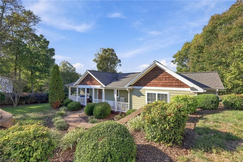 Stick/Site Built at 1332 Lake Drive 9, Lexington NC 27292, photo 2 of 37