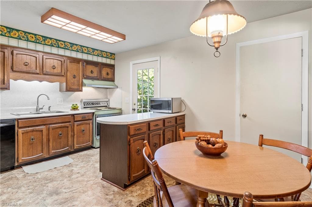 Stick/Site Built at 3797 Sandalwood Lane, Winston-Salem NC 27106, photo 6 of 28