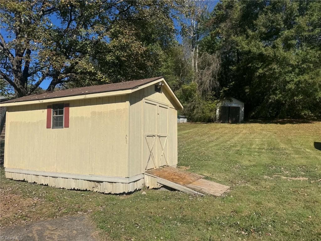 Manufactured Home at 256 Brookfall Dairy Road, Elkin NC 28621, photo 4 of 25
