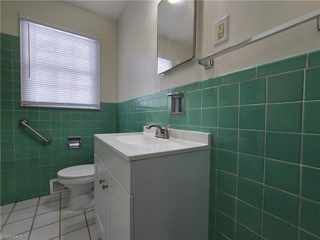 Duplex at 228 N Sunset Drive, Winston-Salem NC 27101, photo 13 of 19