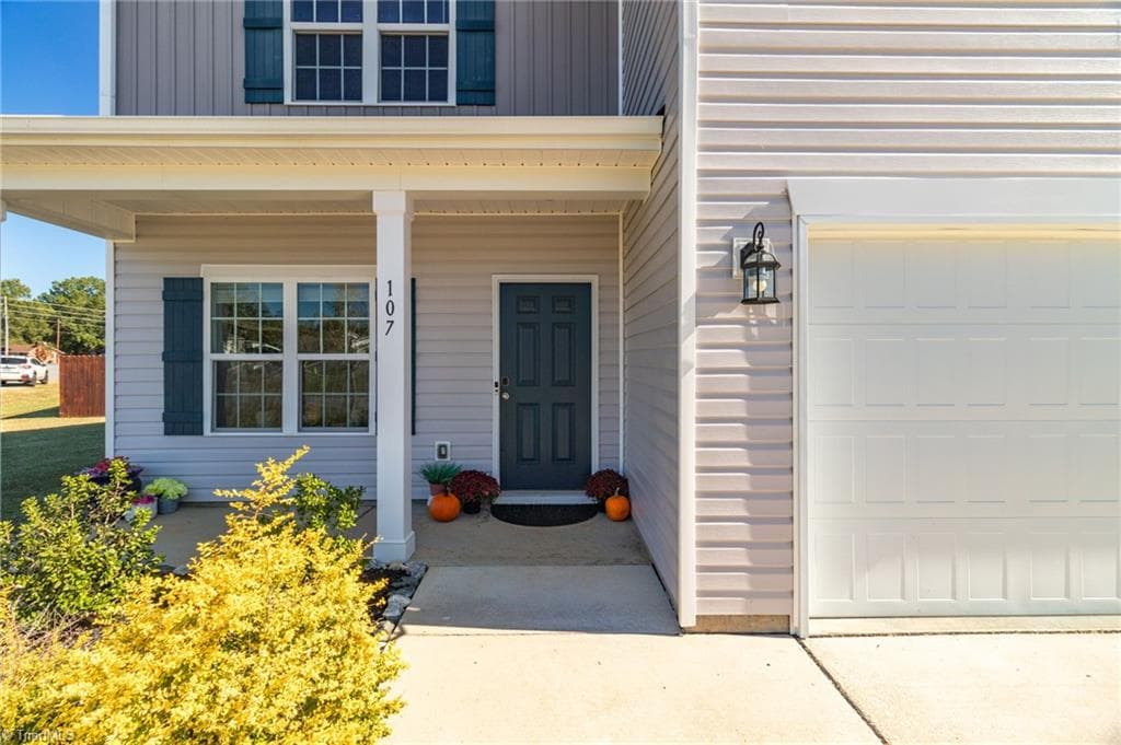 Stick/Site Built at 107 Wickham Court, Clemmons NC 27012, photo 2 of 32