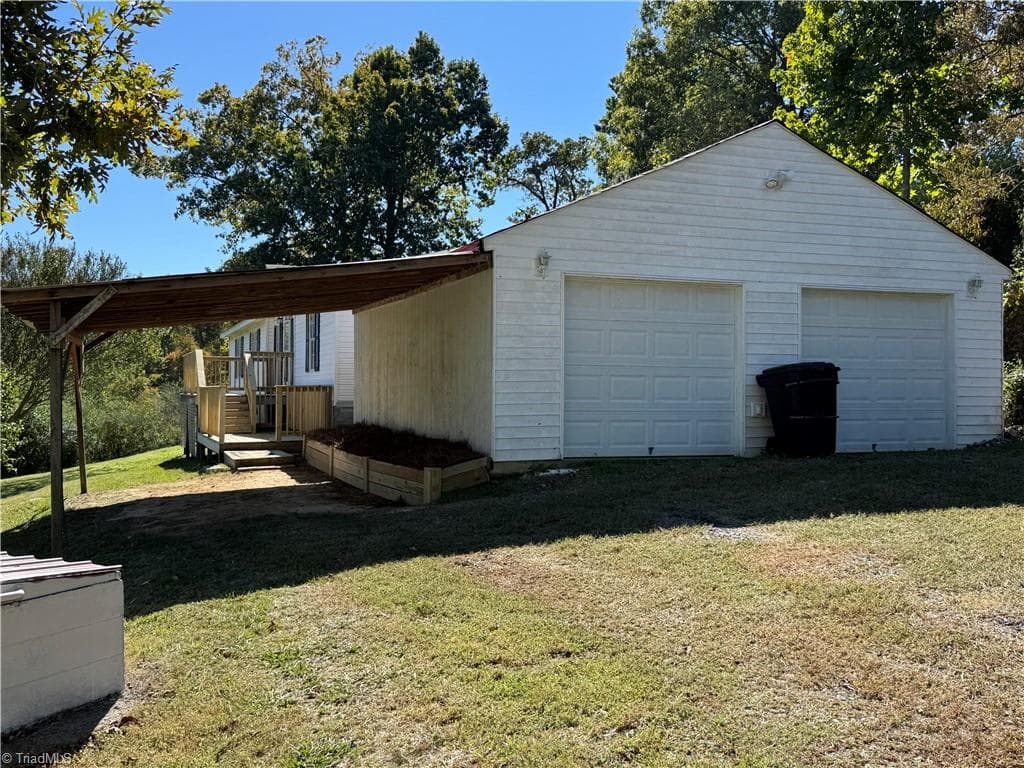 Manufactured Home at 302 Queens Way, Randleman NC 27317, photo 2 of 48