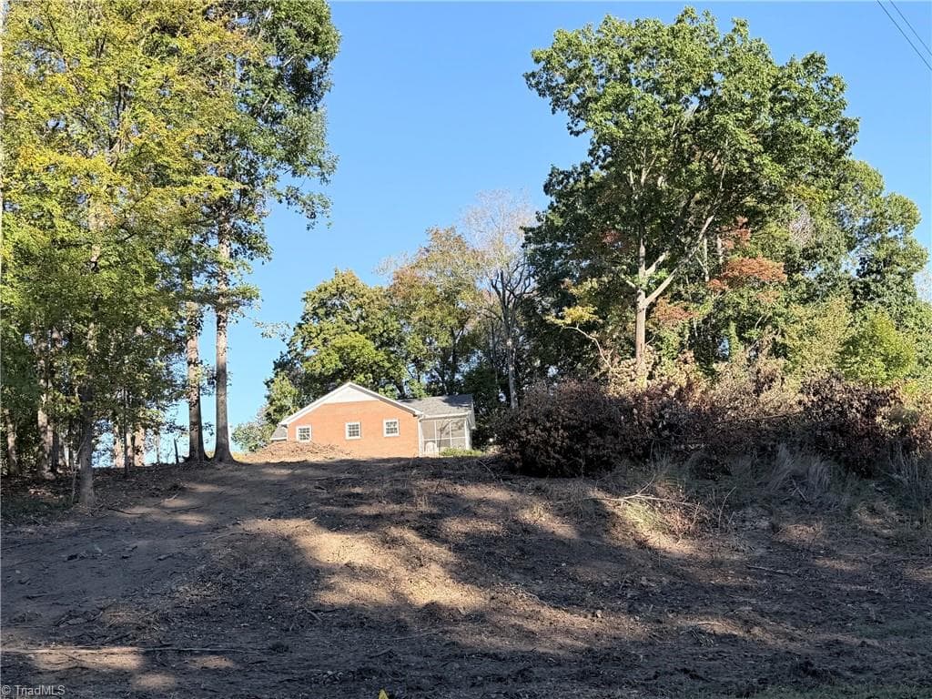 Single Family Residence at 1104 Sweetbriar Road, High Point NC 27262, photo 4 of 5