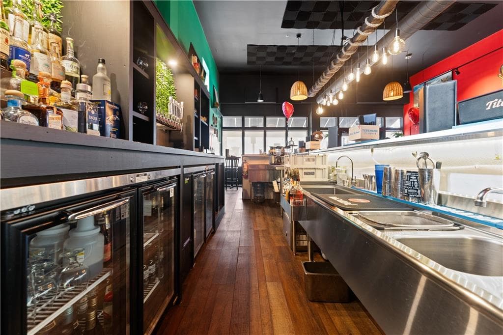 Commercial at 382 Thames Street, Bristol, photo 14 of 46