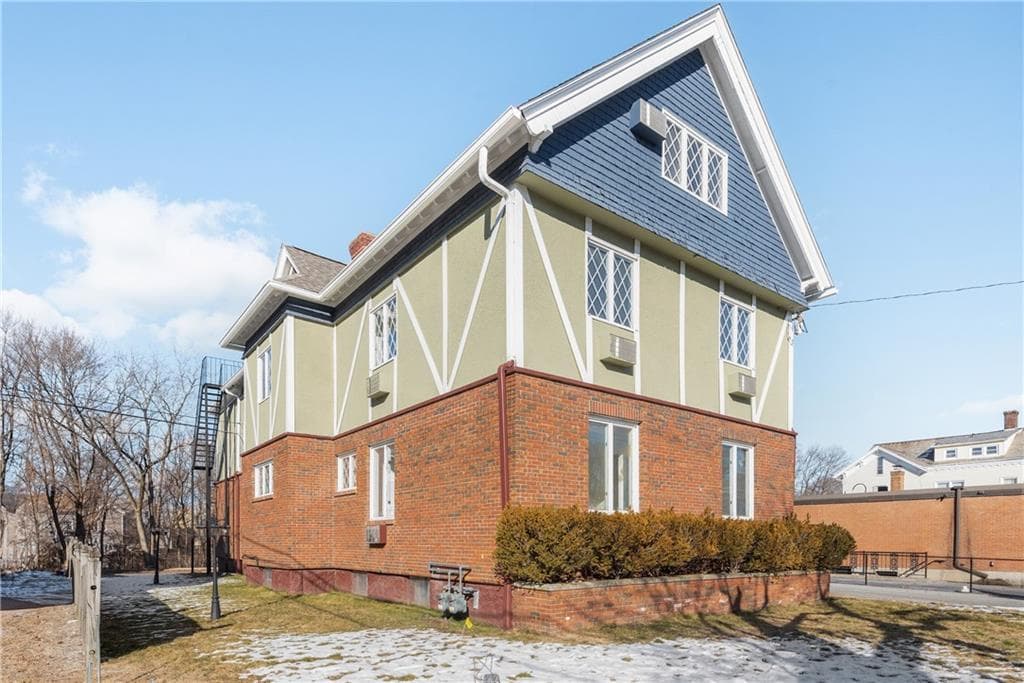 58 Hamlet Avenue photo 2