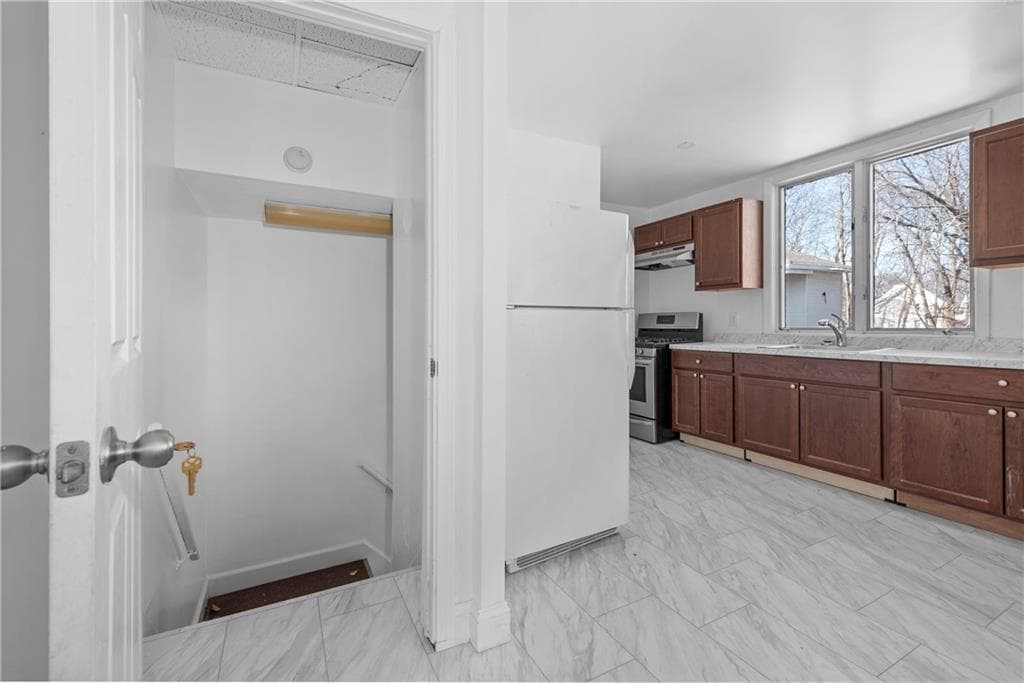 58 Hamlet Avenue photo 31