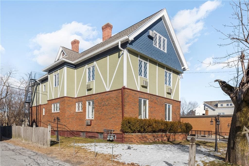 58 Hamlet Avenue photo 4