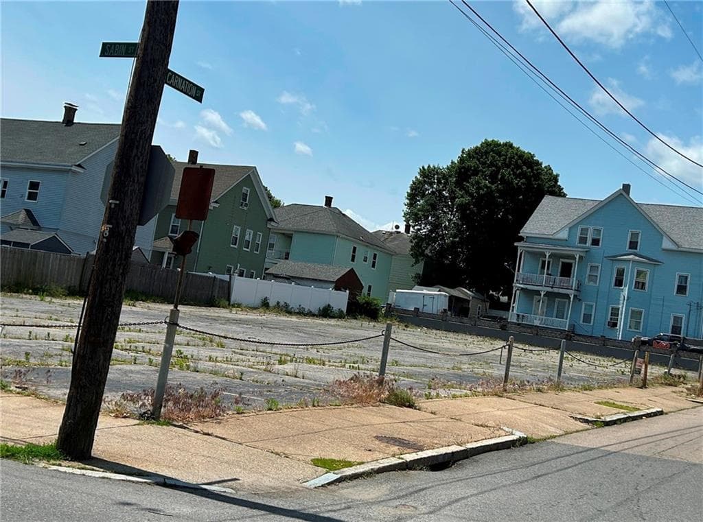 211 Carnation Street photo 2