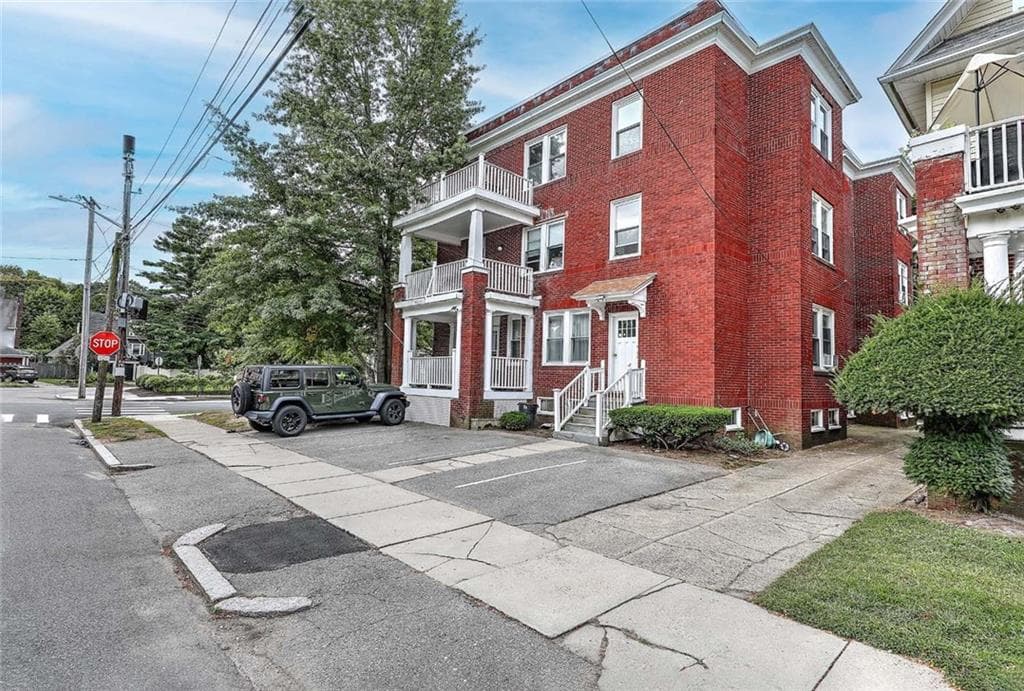 134 138 Irving Avenue photo 2