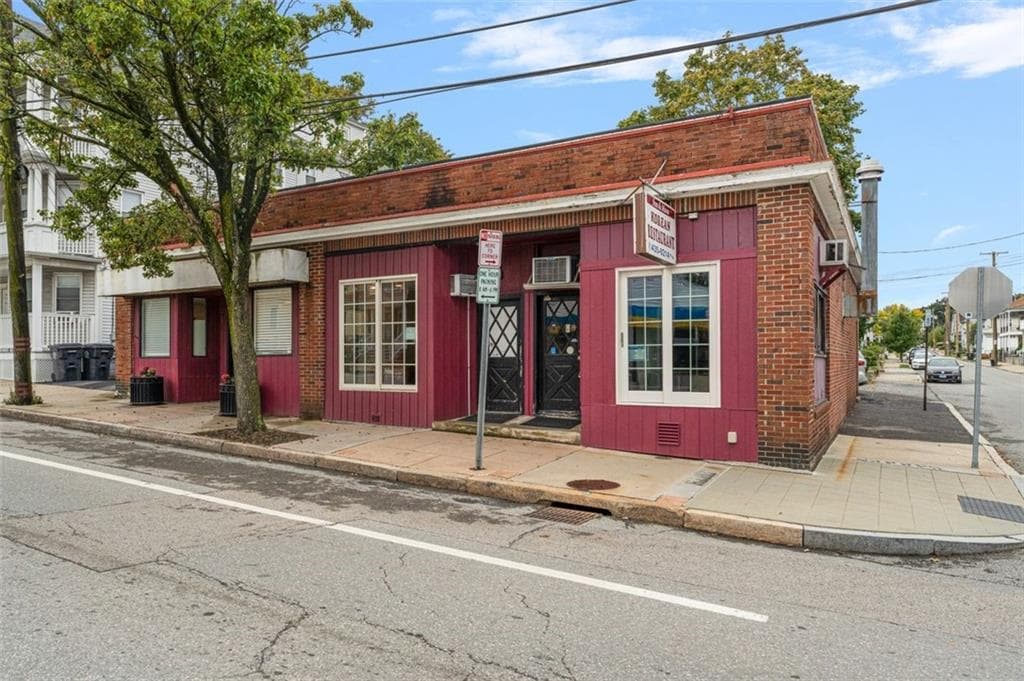 95 Warren Avenue photo 2
