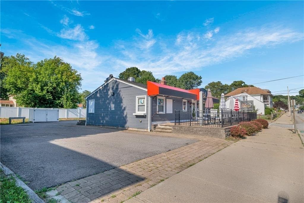 426 Cass Avenue photo 3