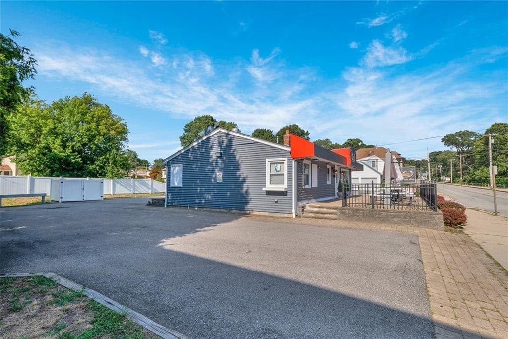 426 Cass Avenue photo 4