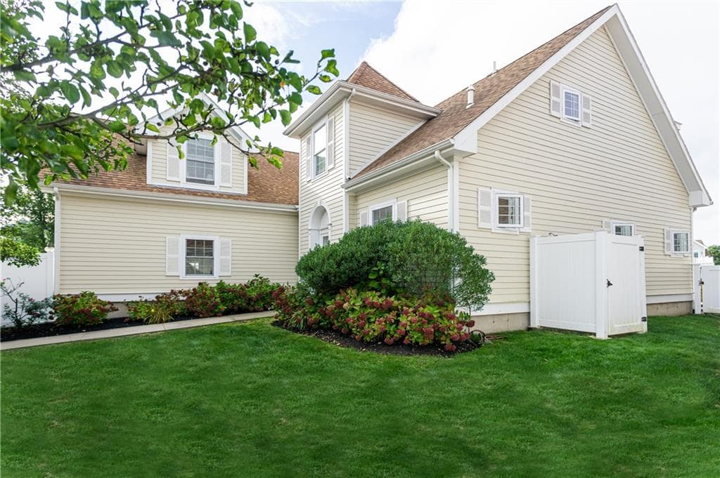 Single Family Residence at 44 Wimbledon Circle, Portsmouth, photo 14 of 35