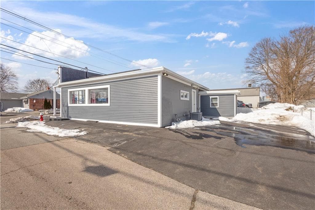 1692 Warwick Avenue photo 5