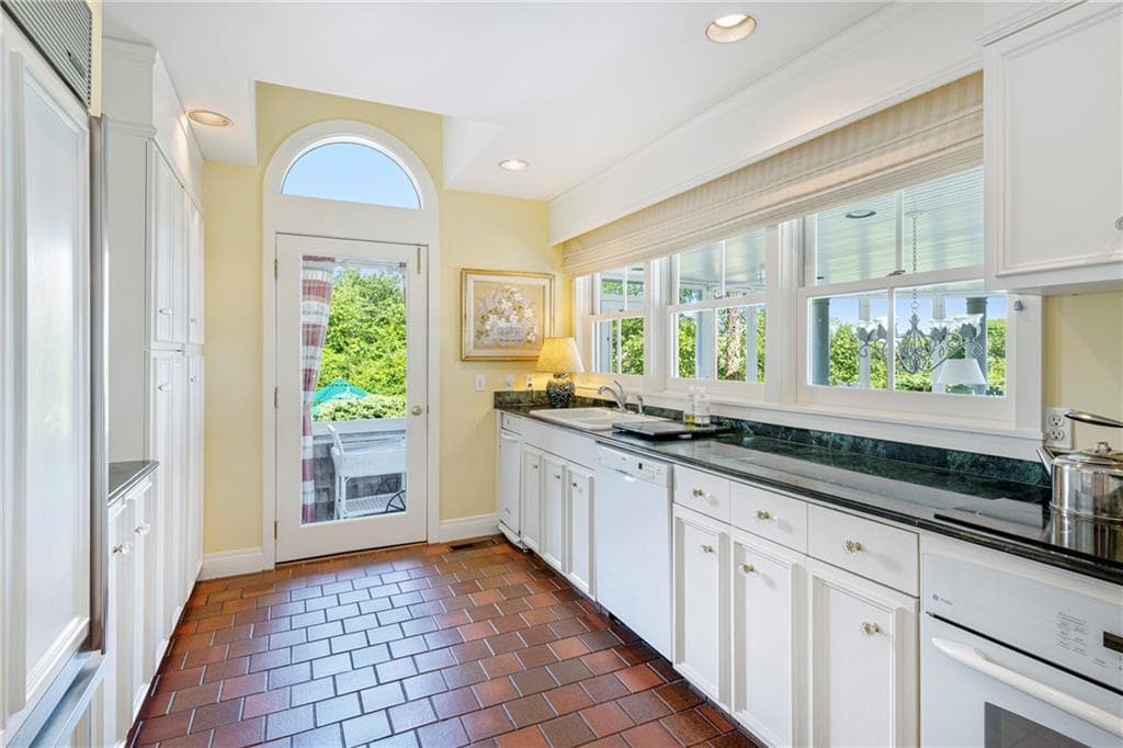 315 Ocean Avenue photo 21