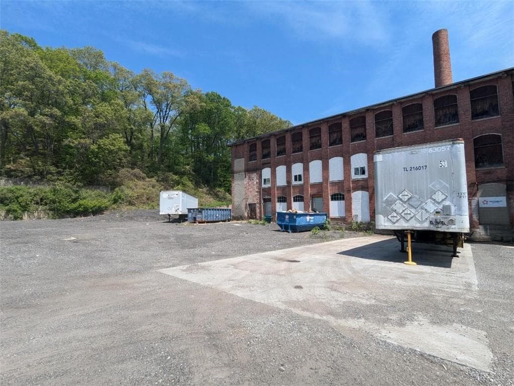 292 E School Street photo 7
