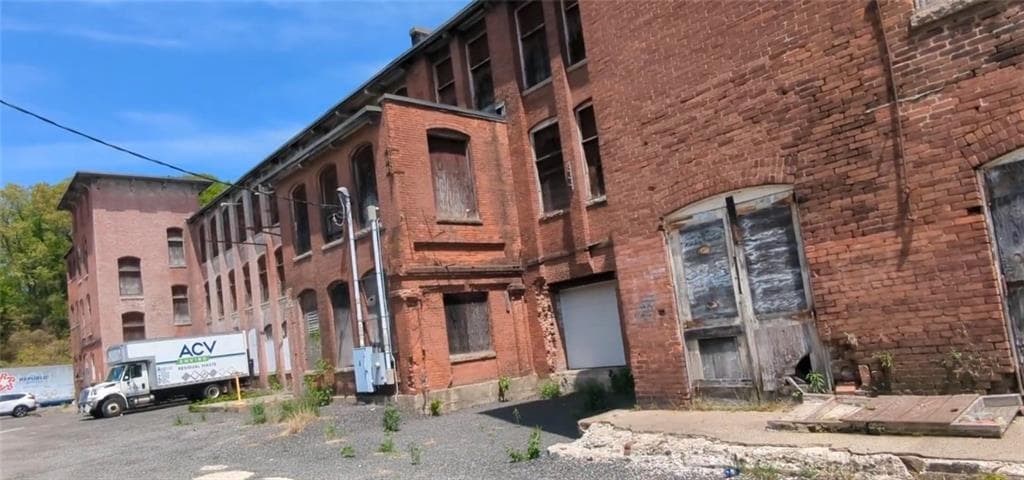 292 E School Street