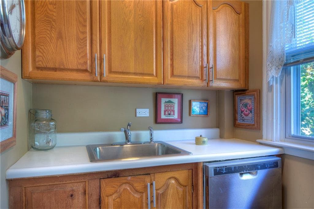 Single Family Residence at 98 100 John Street, Newport, photo 9 of 33
