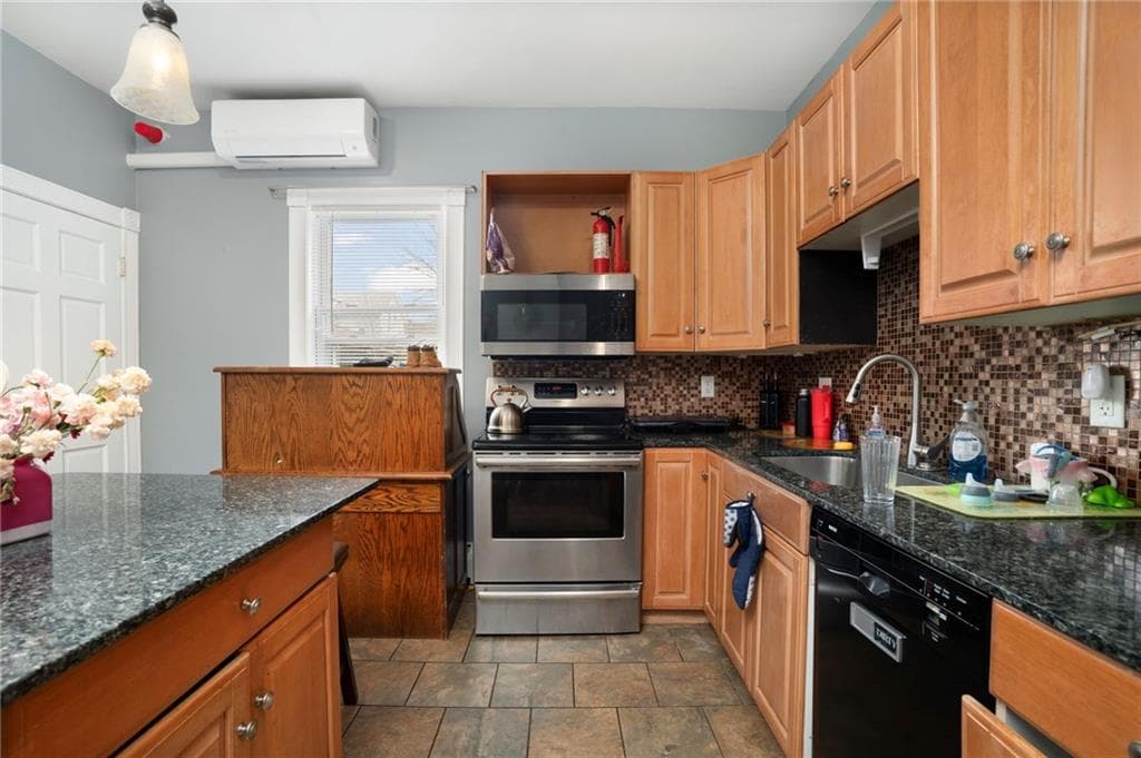 1040 Cranston Street photo 4
