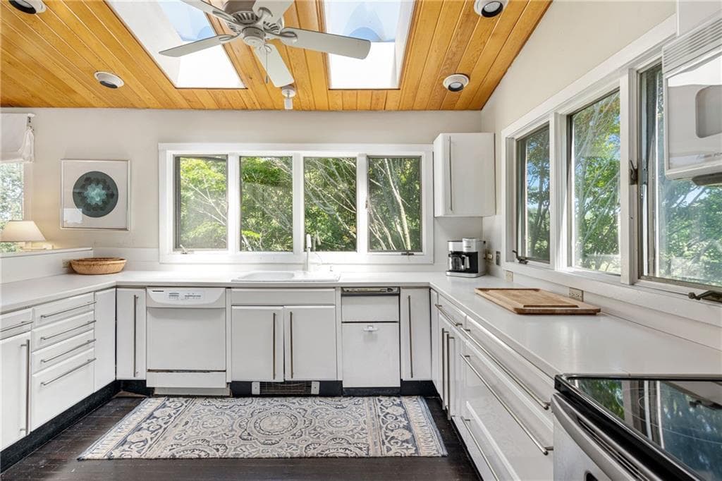 Single Family Residence at 76 Battery Lane, Jamestown, photo 15 of 36