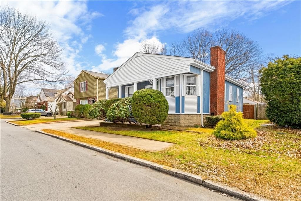 Single Family Residence at 30 Naples Avenue, Providence, photo 3 of 26
