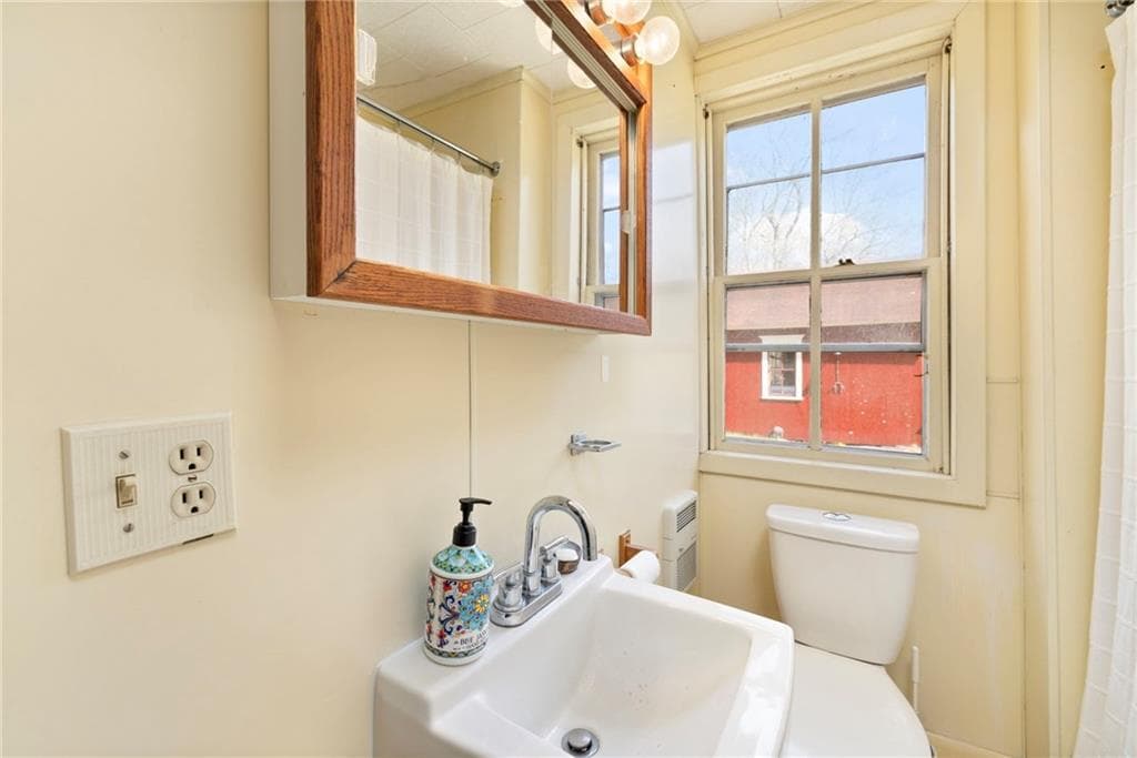 Single Family Residence at 075 Atlantic Avenue, Portsmouth, photo 22 of 50