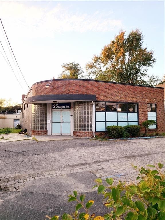 25 Pontiac Avenue photo 3