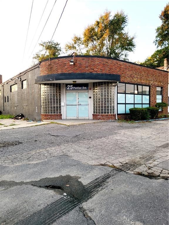 25 Pontiac Avenue