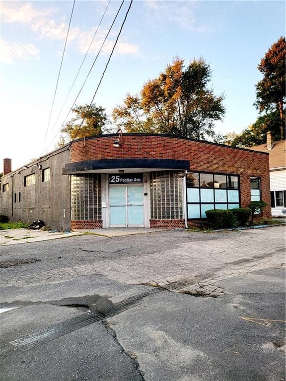 25 Pontiac Avenue photo 5