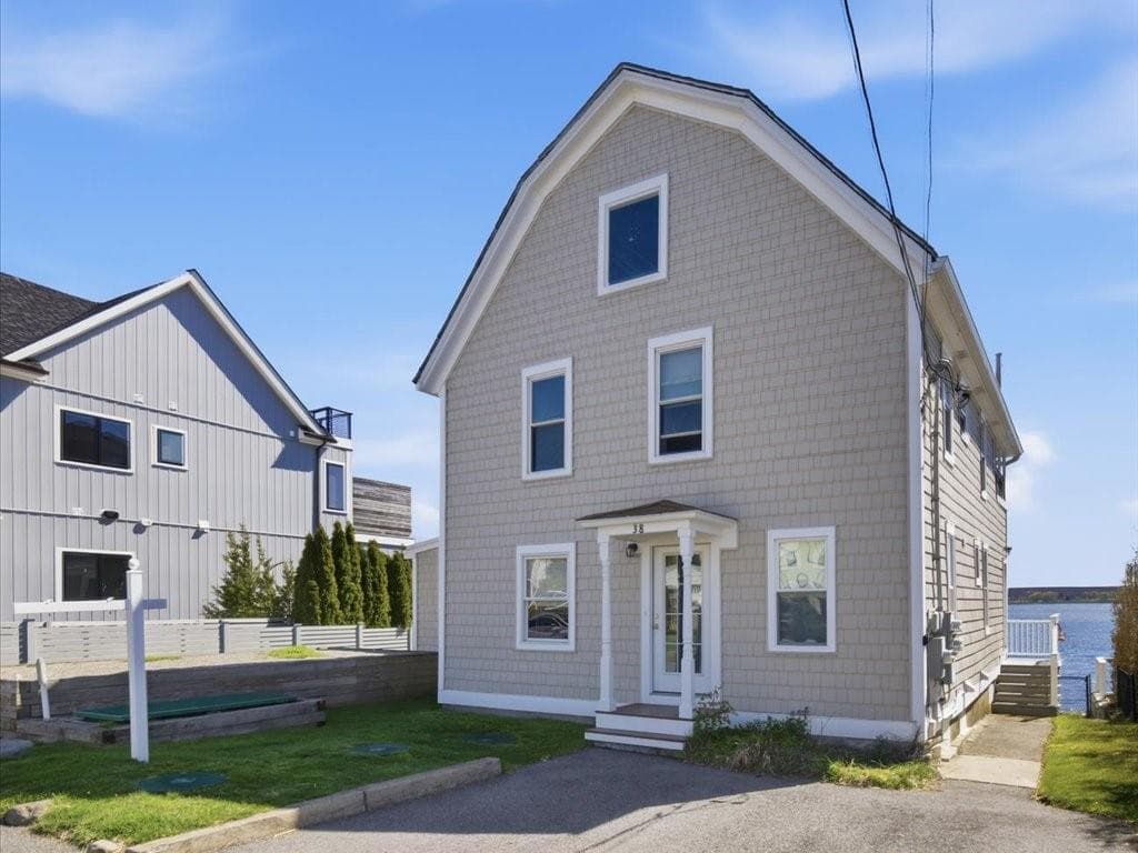 Single Family Residence at 38 Aquidneck Avenue, Portsmouth, photo 2 of 42