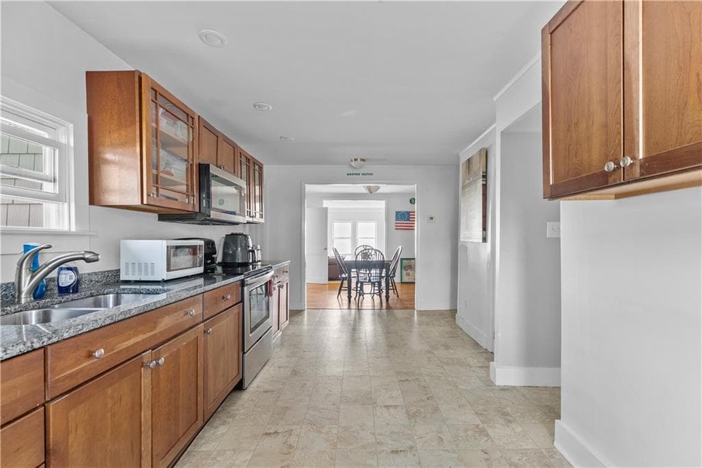 Multi Family at 38 Aquidneck Avenue, Portsmouth, photo 6 of 42
