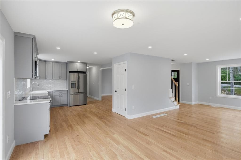14 Elaine Drive photo 2