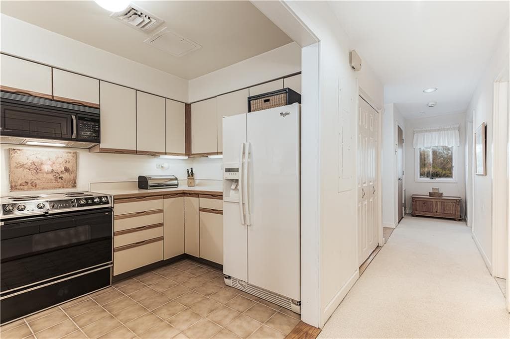 Condominium at 103 Bellevue Court, Narragansett, photo 6 of 28