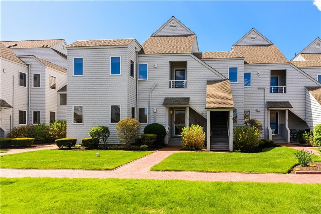 Condominium at 103 Bellevue Court, Narragansett, photo 3 of 28