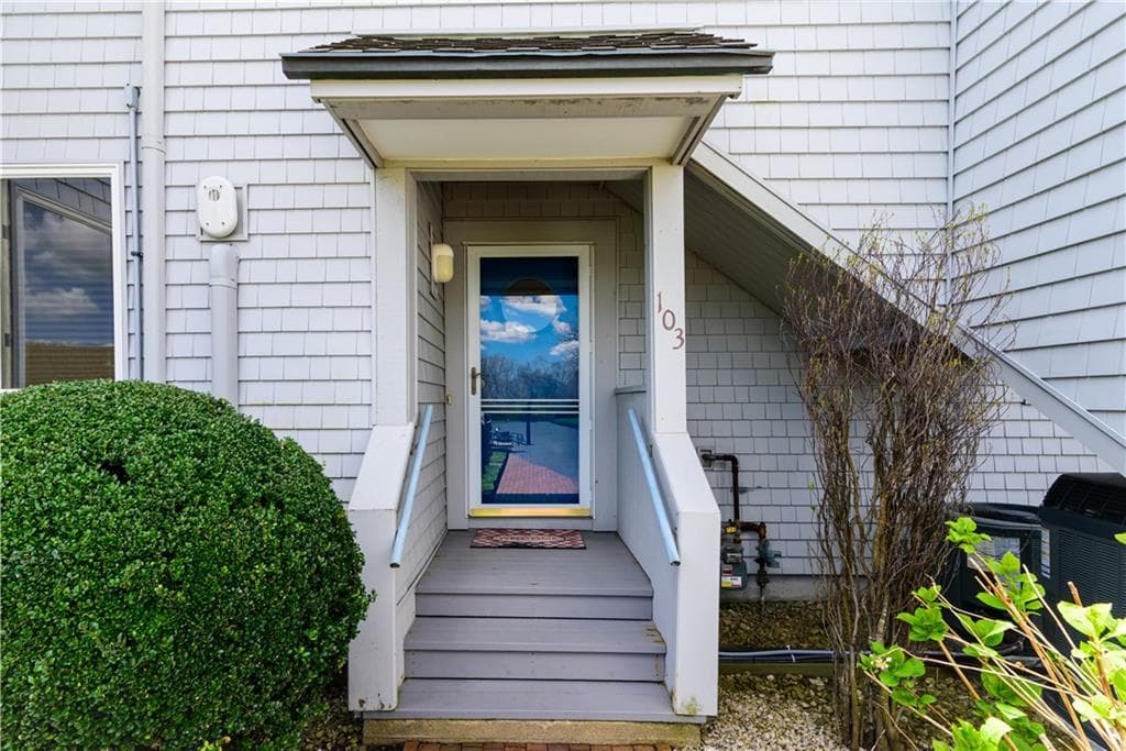 Condominium at 103 Bellevue Court, Narragansett, photo 4 of 28