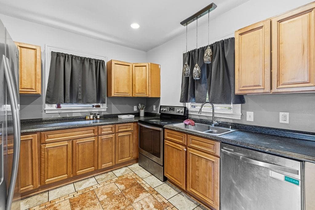 Multi Family at 165 Briggs Street, Providence, photo 11 of 27