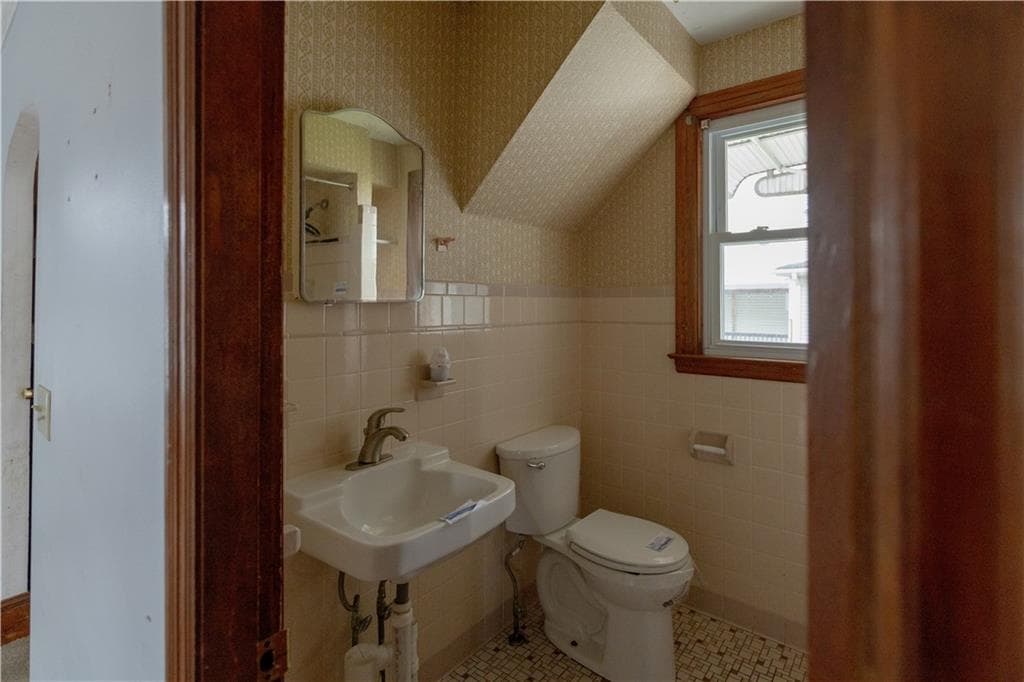 Single Family Residence at 518 Snell Street, Fall River, photo 13 of 22