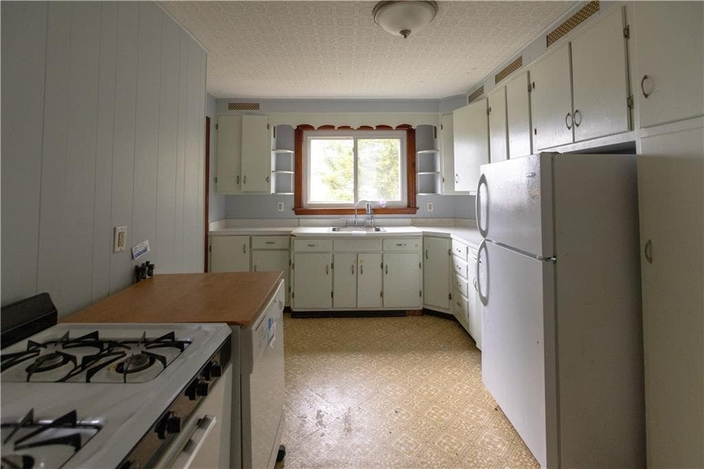 Single Family Residence at 518 Snell Street, Fall River, photo 14 of 22