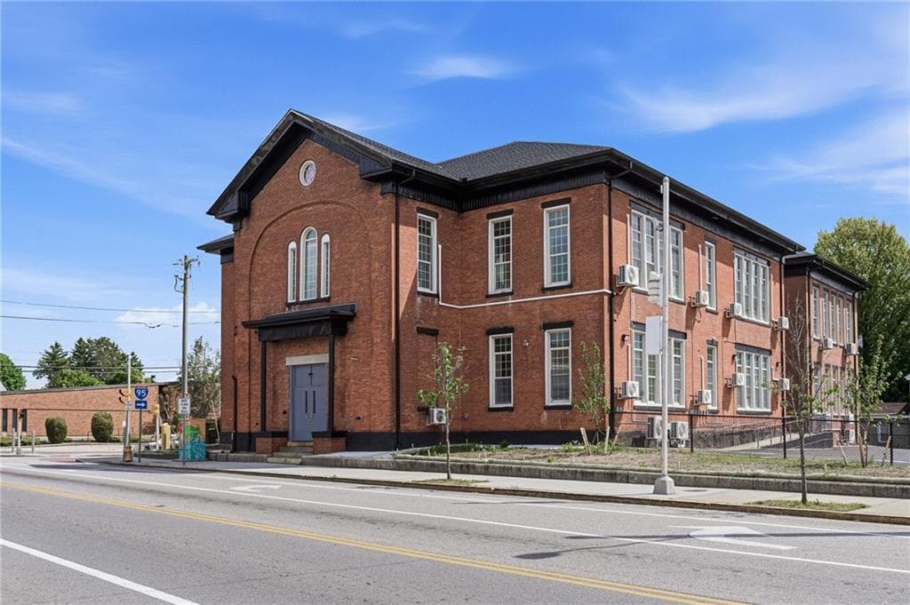 387 Broad Street